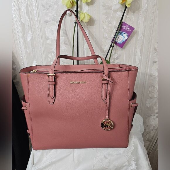 Michael Kors  Gilly Drawstring Shoulder Bag NWOT - Picture 1 of 5